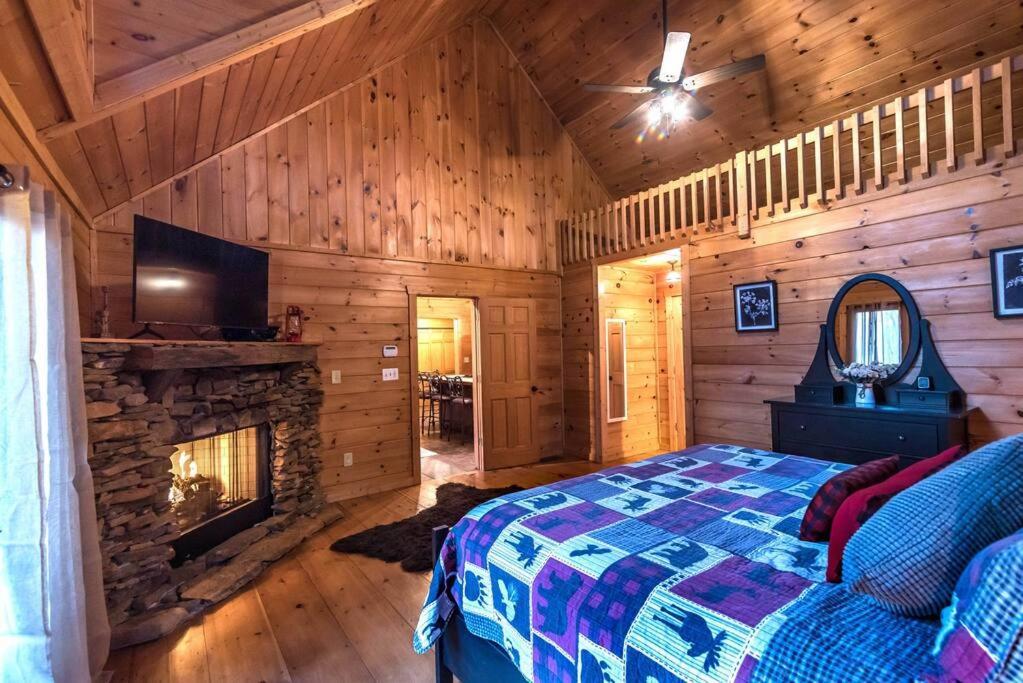 Private Creekside Cabin+Hot Tub,Pool Table, & Pets Ellijay Eksteriør bilde